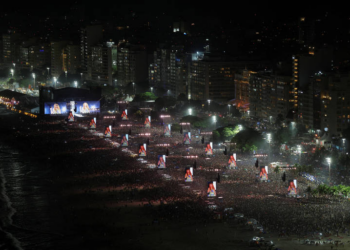 Show de Shakira inicia com público ocupando sete quarteirões de Copacabana