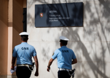 Crianças francesas de 4 e 5 anos são encontradas sozinhas em estrada de Portugal; mãe e padrasto são presos