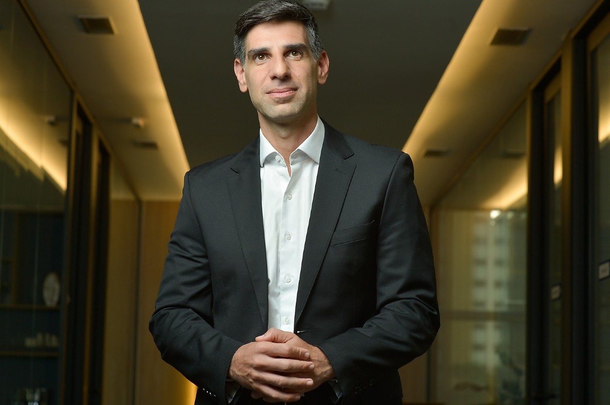 A empresa investe. O funcionário não sente.
