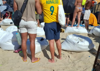 Show de Shakira em Copacabana: ambulantes vendem sacos de areia a R$ 100 como 'camarotes improvisados'