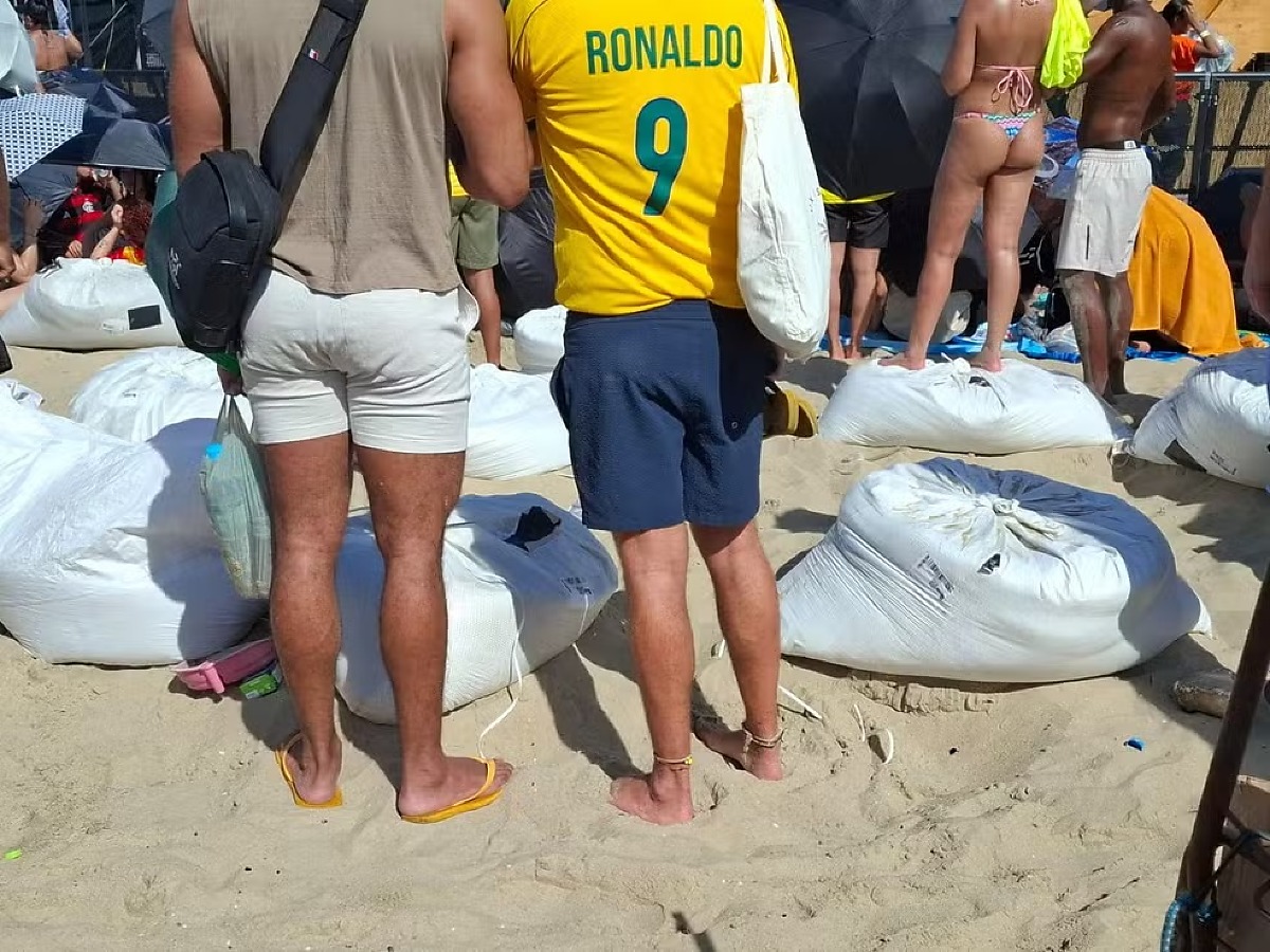 Show de Shakira em Copacabana: ambulantes vendem sacos de areia a R$ 100 como 'camarotes improvisados'