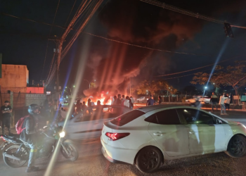 Moradores fecham rua e ateiam fogo em pneus no bairro Paiaguás, em Várzea Grande; veja vídeo