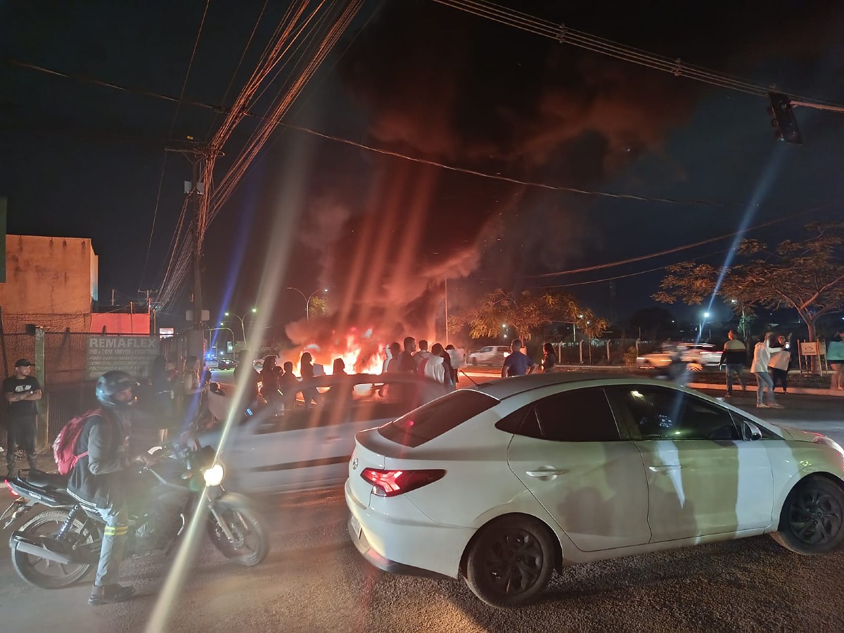 Moradores fecham rua e ateiam fogo em pneus no bairro Paiaguás, em Várzea Grande; veja vídeo