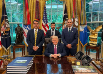 Flávio Bolsonaro diz que pediu a Trump para classificar PCC e CV como grupos terroristas