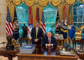 Flávio Bolsonaro se encontra com Trump na Casa Branca