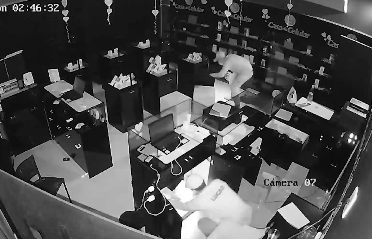 Criminosos invadem loja de celulares no CPA 1 e fazem o limpa