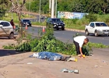 Motociclista perde controle, bate em árvore e morre em Cuiabá; vídeo