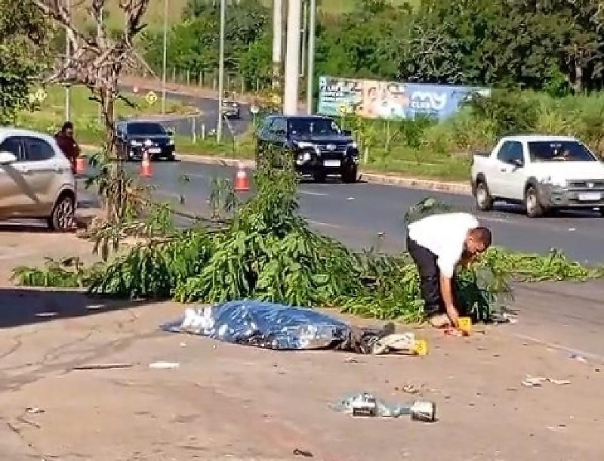 Motociclista perde controle, bate em árvore e morre em Cuiabá; vídeo