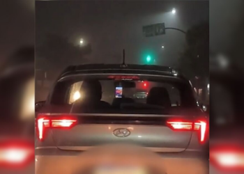 Casal flagra motorista jogando "Jogo do Tigrinho" no celular enquanto dirige em Cascavel
