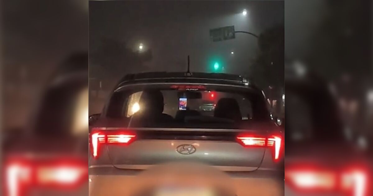 Casal flagra motorista jogando "Jogo do Tigrinho" no celular enquanto dirige em Cascavel