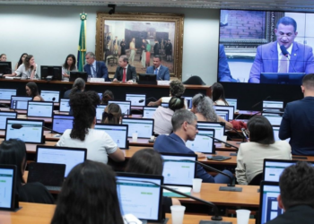 Comissão da Câmara vota proposta para acabar com a jornada de trabalho de 44 horas semanais