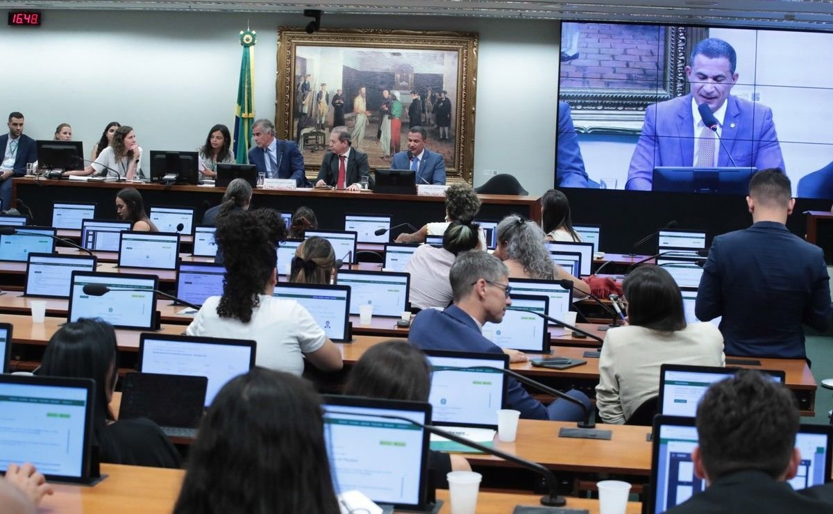 Comissão da Câmara vota proposta para acabar com a jornada de trabalho de 44 horas semanais