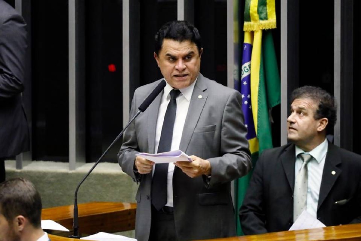 Deputado usa R$ 203 mil da cota parlamentar para alugar SUV de luxo para sobrinhos