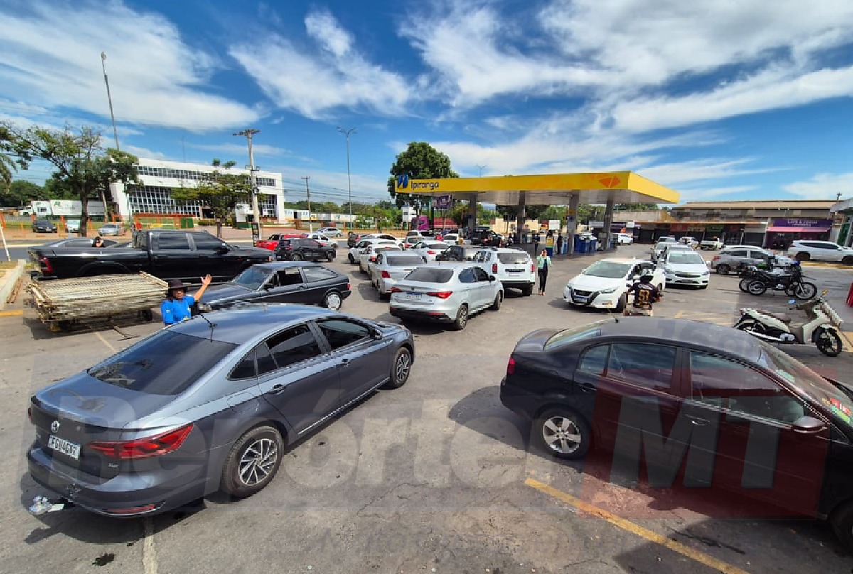 Gasolina sem tributos é vendida a R$ 4,34 em Cuiabá e gera caça aos postos; veja vídeo