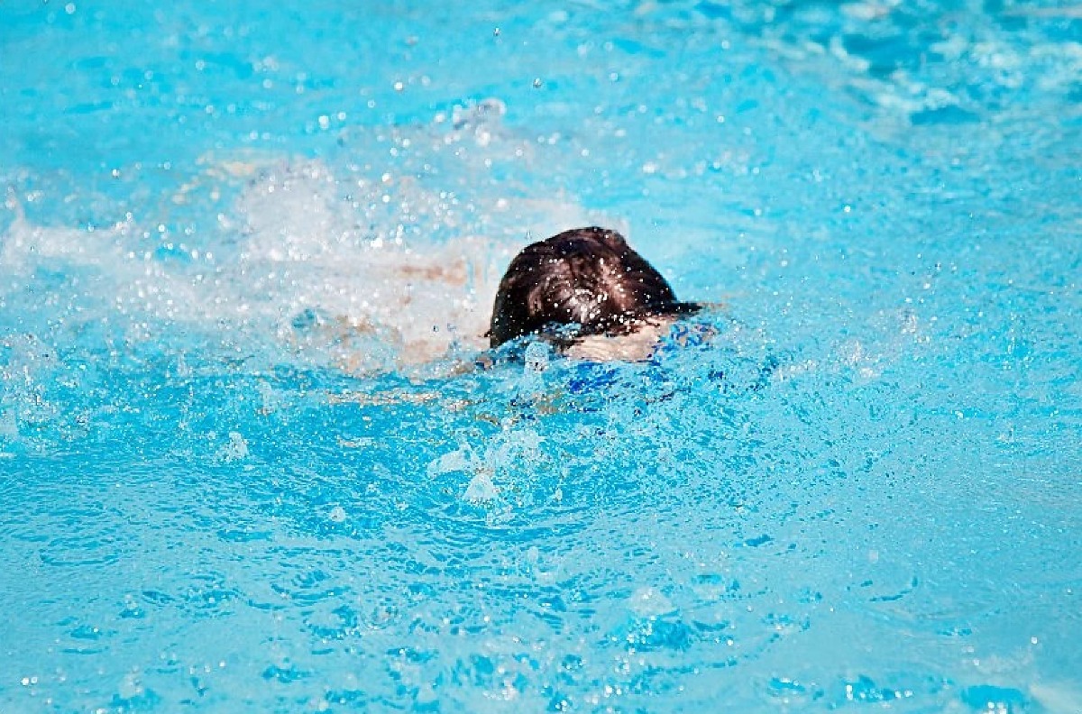 Criança de 2 anos fica 10 minutos submersa em piscina de chácara e morre afogada