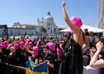 Artistas contra Leão de Ouro polêmico ameaçam processar Bienal de Veneza
