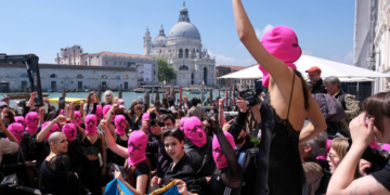 Artistas contra Leão de Ouro polêmico ameaçam processar Bienal de Veneza