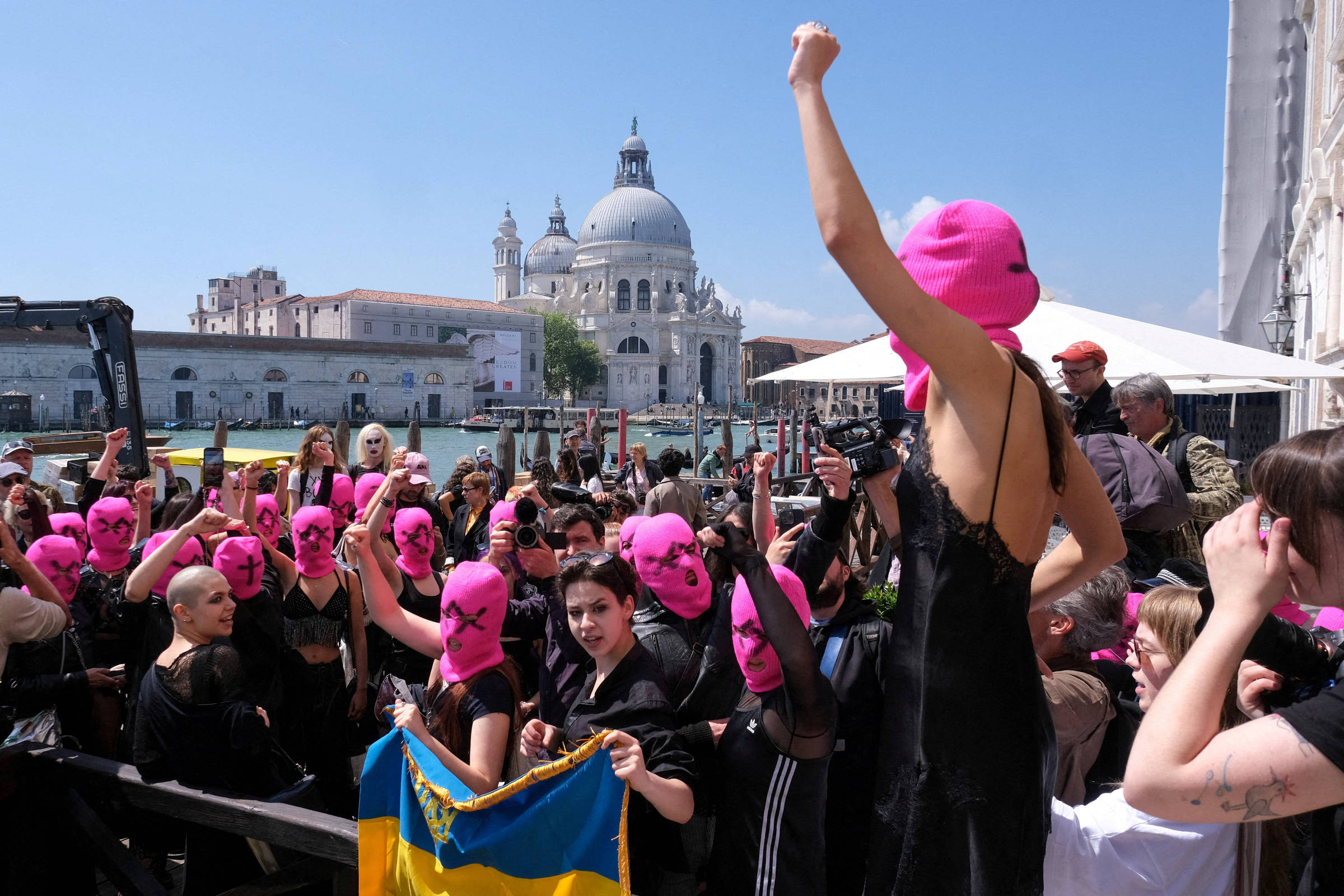 Artistas contra Leão de Ouro polêmico ameaçam processar Bienal de Veneza