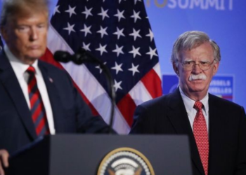 Ex-assessor de Trump deve fazer acordo e se declarar culpado em caso de documentos, diz imprensa americana