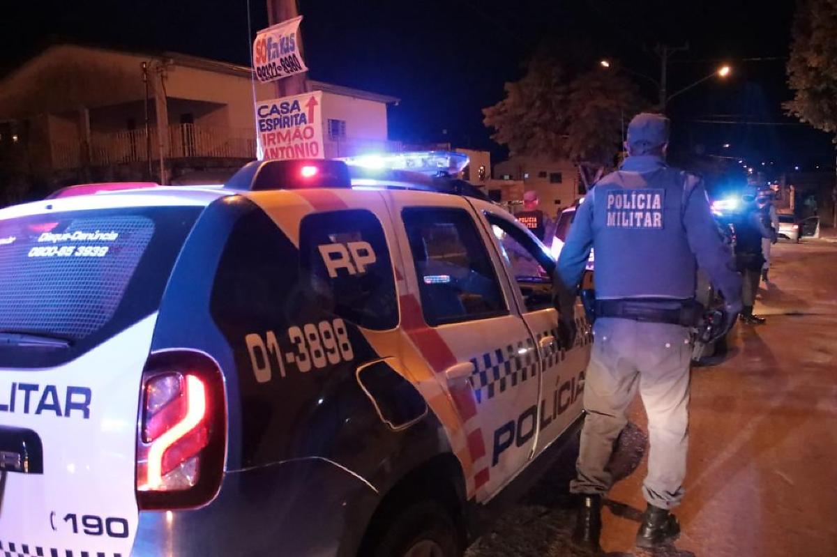 Homem tranca, espanca, estupra ex-namorada em Cuiabá e a força gravar vídeos com ofensas contra si mesma