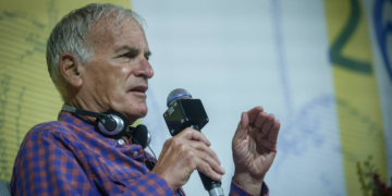 Na Feira do Livro, Norman Finkelstein tem mesa lotada e com segurança reforçada