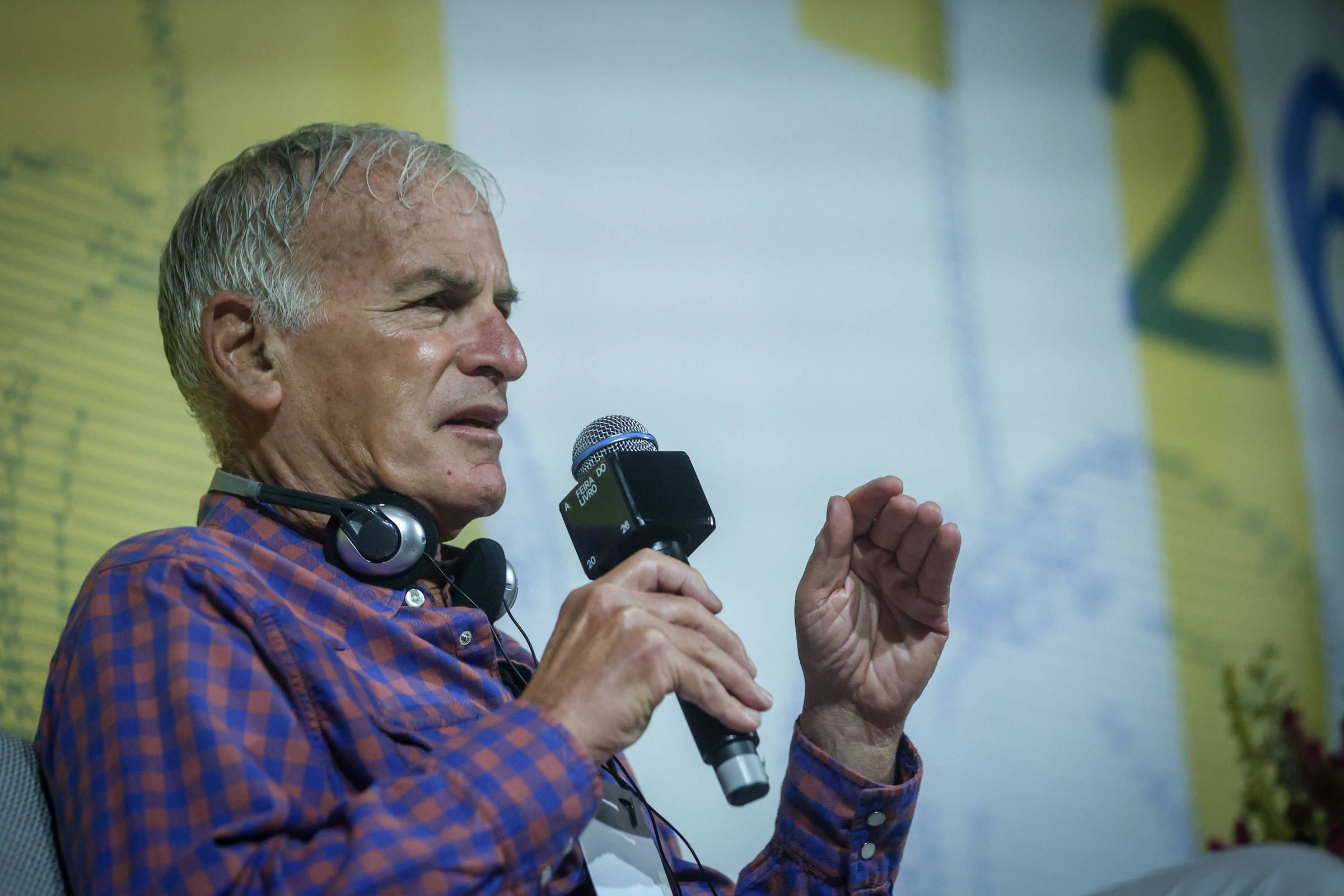 Na Feira do Livro, Norman Finkelstein tem mesa lotada e com segurança reforçada
