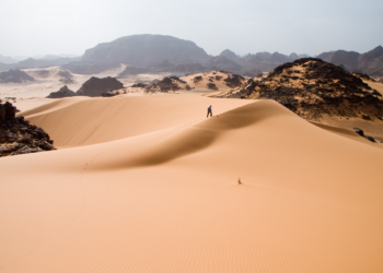 Dezenas de pessoas morrem de sede no deserto do Saara após pane em caminhão