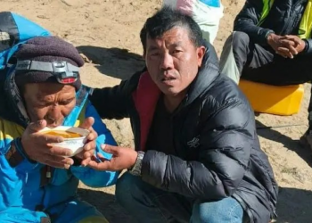 Comendo chocolate e mastigando gelo: o guia dado como morto no Everest contou à BBC como sobreviveu