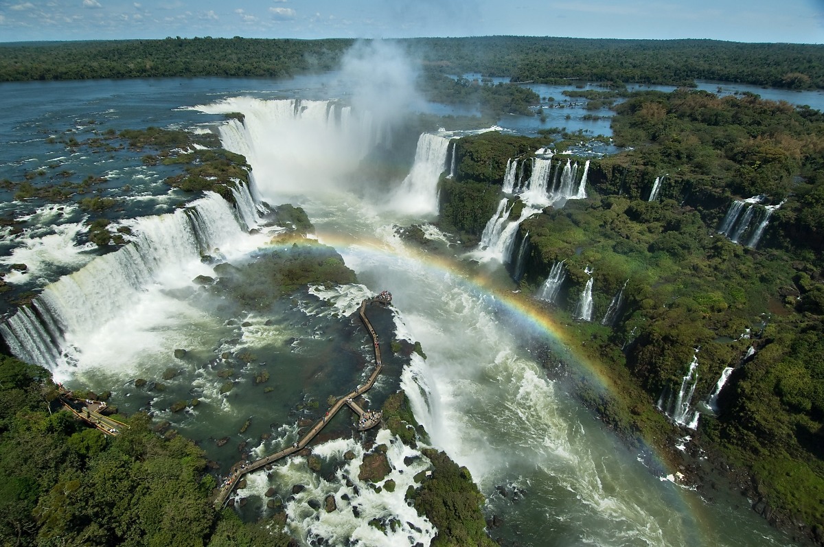 Turista pula nas águas das Cataratas do Iguaçu para pegar celular; veja vídeo