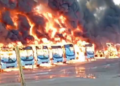 Incêndio de grandes proporções destrói 27 ônibus em garagem; veja vídeo