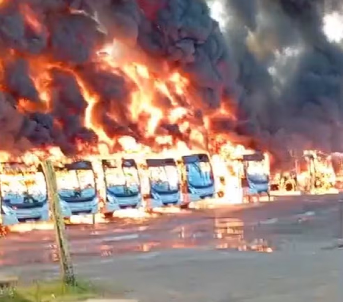 Incêndio de grandes proporções destrói 27 ônibus em garagem; veja vídeo