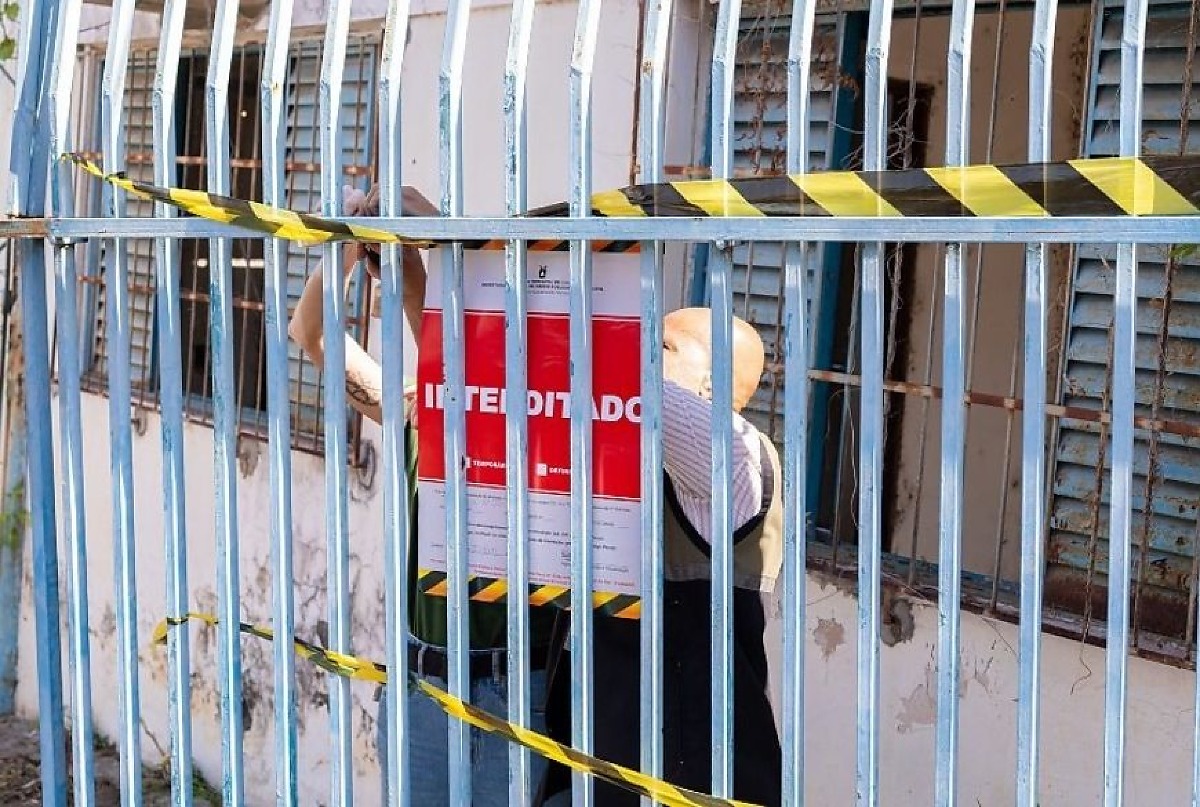 Condomínio abandonado é interditado em Cuiabá e donos recebem multa de R$ 37 mil