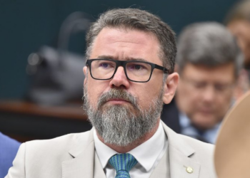 Deputado apresenta PEC para acabar com IPTU e IPVA no Brasil