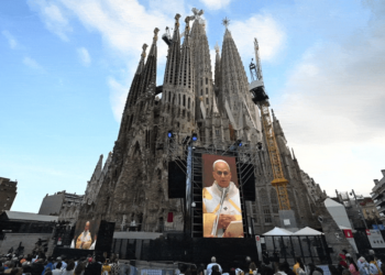 FOTOS: Papa reza missa na Sagrada Família para abençoar a torre que tornou a igreja a mais alta do mundo