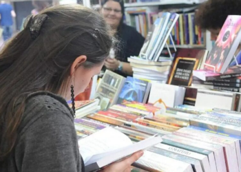 Influencer de livros é cancelada e perde trabalhos por não divulgar literatura LGBT