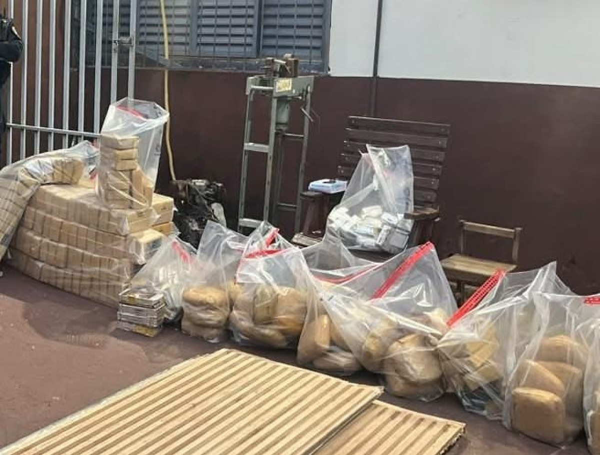 Polícia encontra 251 tabletes de maconha e pasta base em fundo falso de caminhão em MT