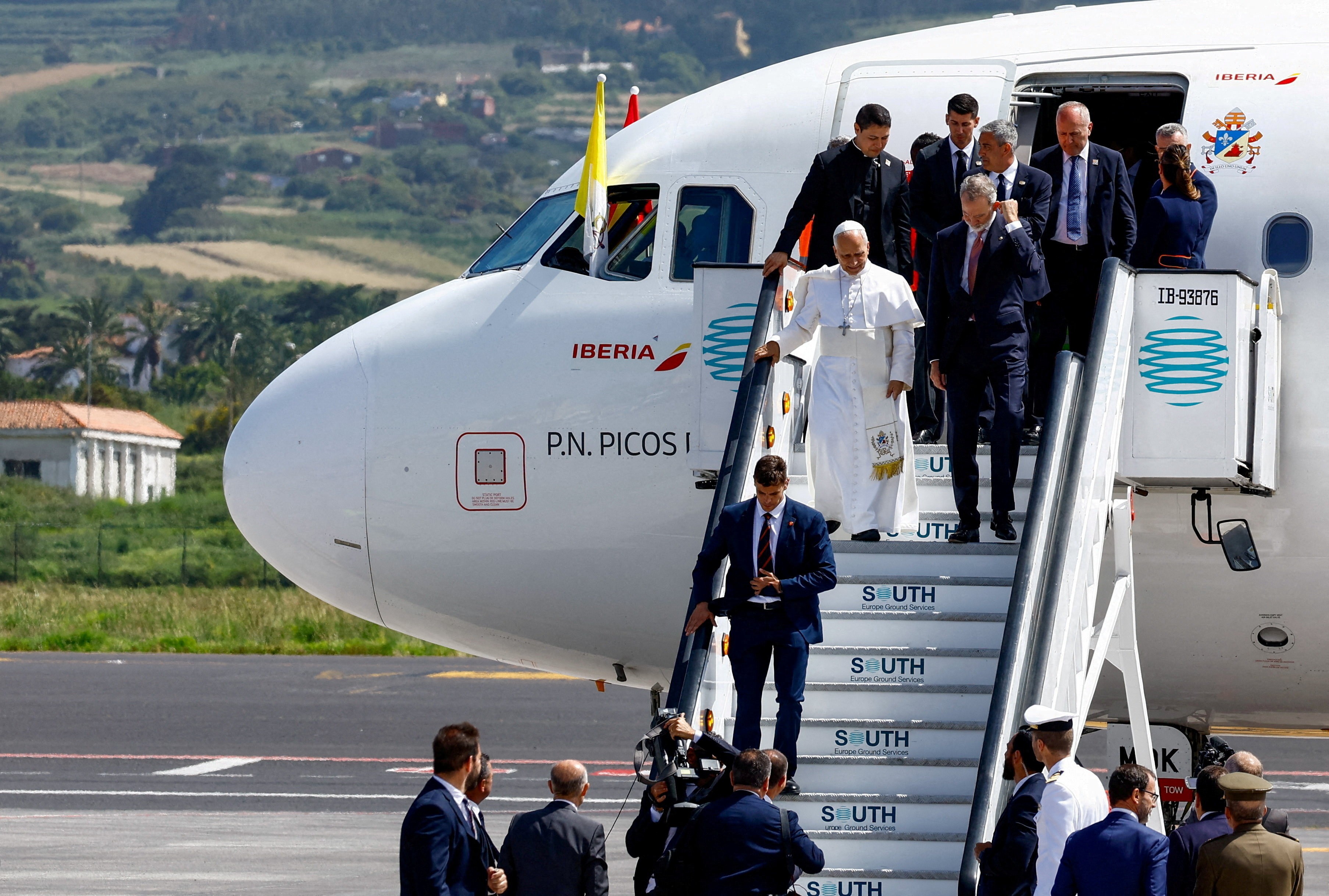 Papa Leão XIV é retirado de avião após problema técnico e deixa Espanha em aeronave real