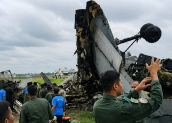 Queda de avião militar deixa cinco mortos na Índia; foto mostra destroços
