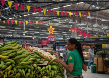 O país vizinho do Brasil onde empregados passaram a trabalhar menos e a ganhar mais (com desemprego na mínima histórica)