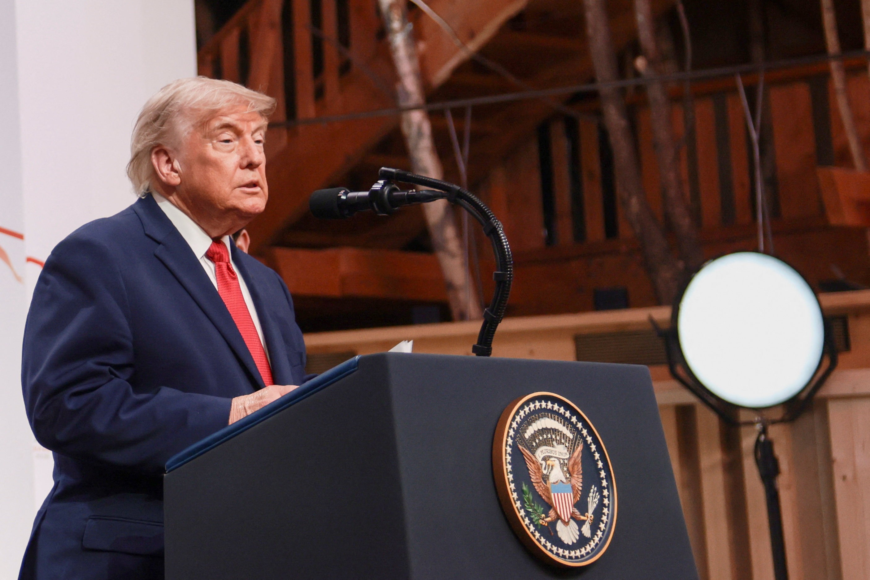 Trump diz que conversou com Lula no G7, chama Brasil de 'país politicamente difícil' e confunde filhos de Bolsonaro