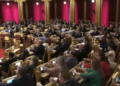 Remada Viking no parlamento: congresso da Noruega imita gesto de torcedores para incentivar seleção na Copa; VÍDEO