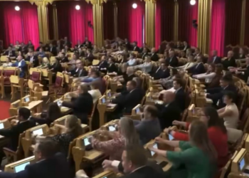 Remada Viking no parlamento: congresso da Noruega imita gesto de torcedores para incentivar seleção na Copa; VÍDEO