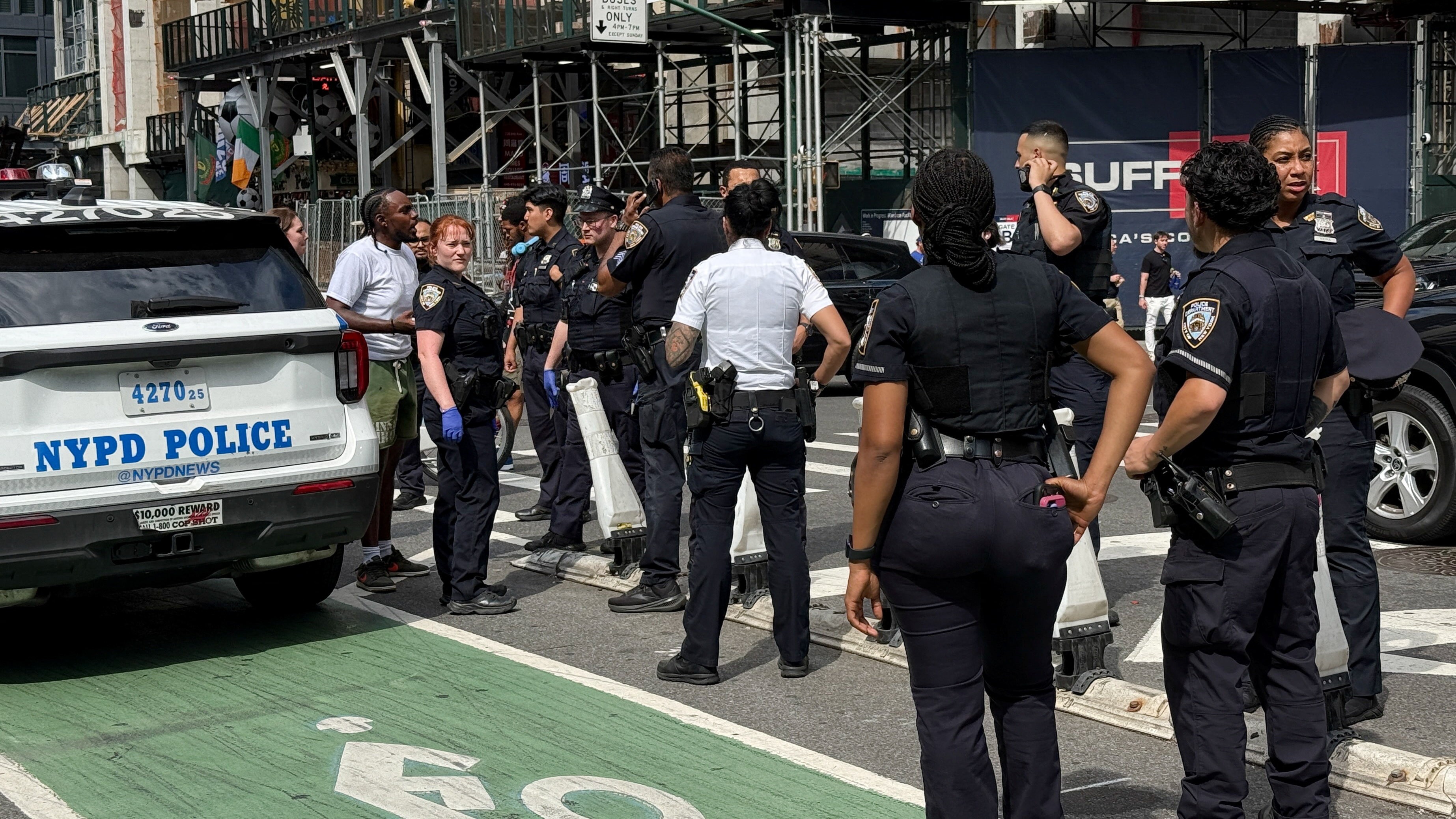 Tiros são ouvidos na Times Square, em Nova York; polícia prende suspeito