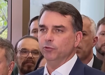 Flávio Bolsonaro envia ofício aos EUA para barrar tarifaço contra o Brasil; veja