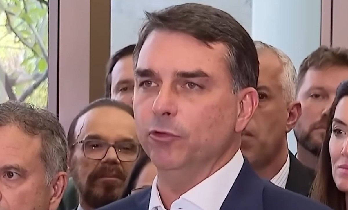 Flávio Bolsonaro envia ofício aos EUA para barrar tarifaço contra o Brasil; veja