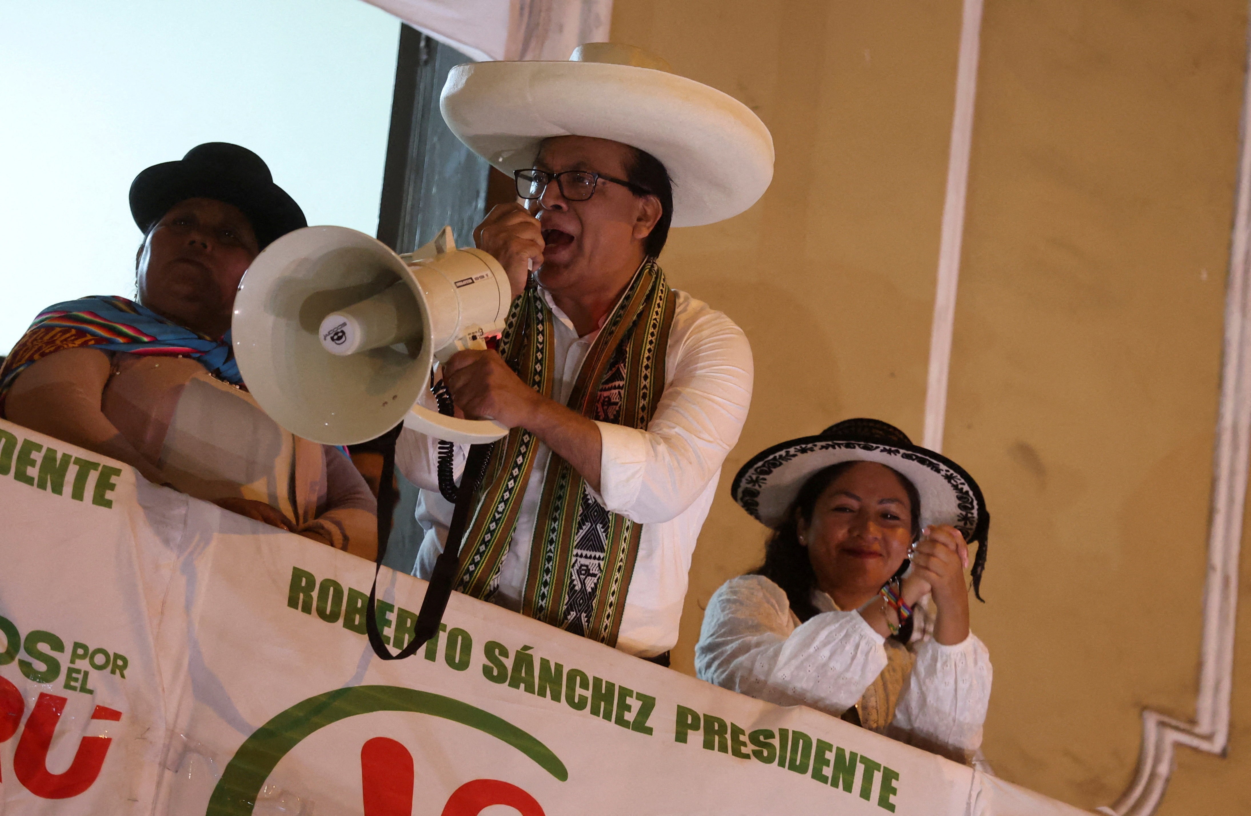 Eleições no Peru: Sánchez lidera protesto enquanto Fujimori segue à frente em apuração