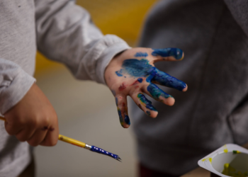 Fatores biológicos podem explicar menor incidência de autismo em meninas?