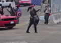 Mulher é atropelada por carro durante protesto contra o ICE nos Estados Unidos
