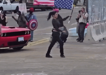Mulher é atropelada por carro durante protesto contra o ICE nos Estados Unidos