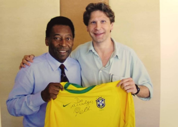Não se pode achar Messi o maior sem conhecer Pelé, diz escocês que lança biografia do Rei do Futebol